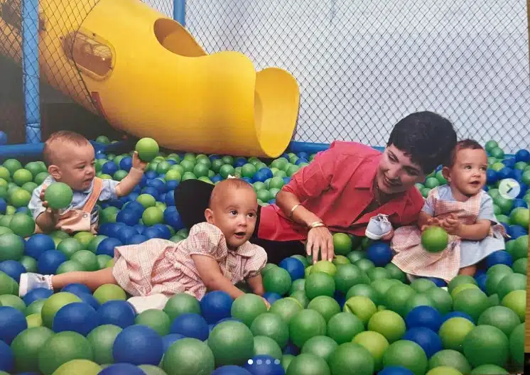 Fátima Bernardes celebra 28 anos do seus trigêmeos com William Bonner e encanta