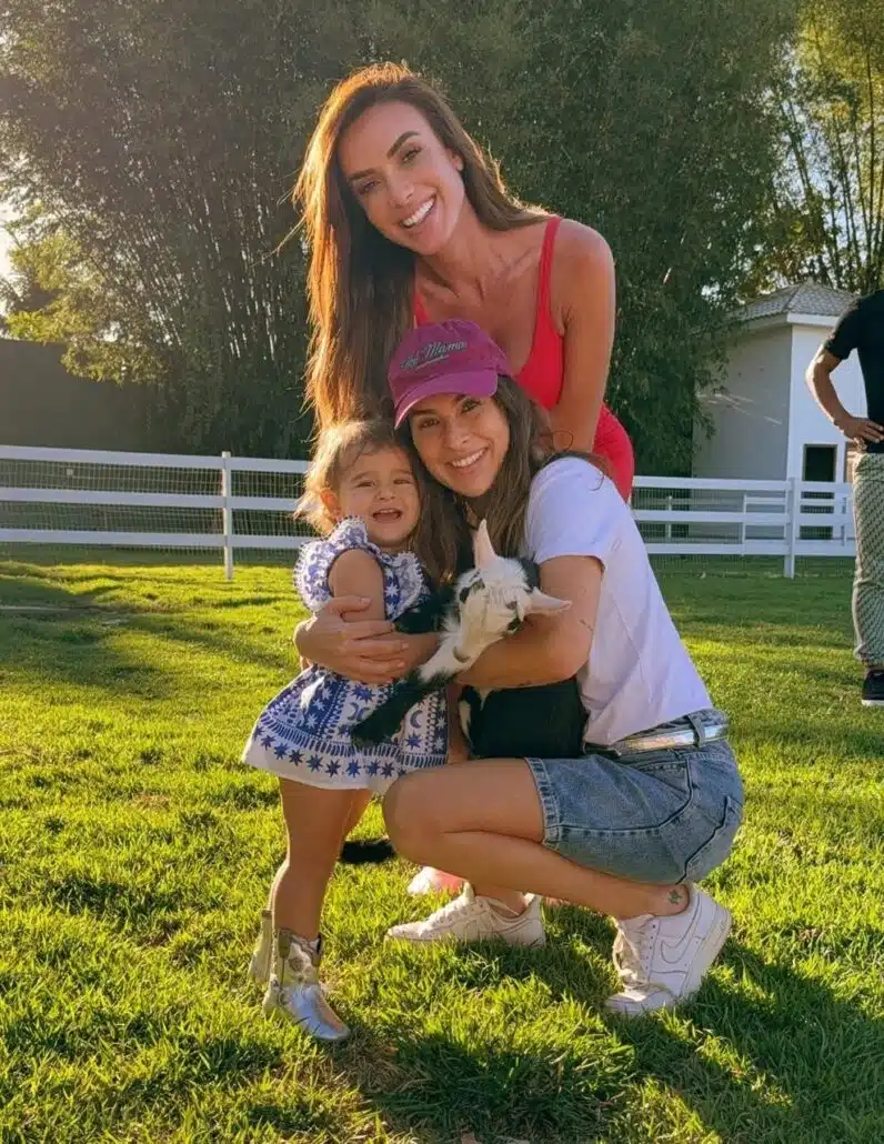 A atriz Fernanda Paes Leme leva a filha para visitar o sítio de Nicole Bahls