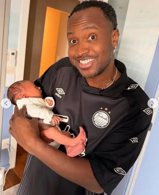 Thiaguinho com o filho recém-nascido