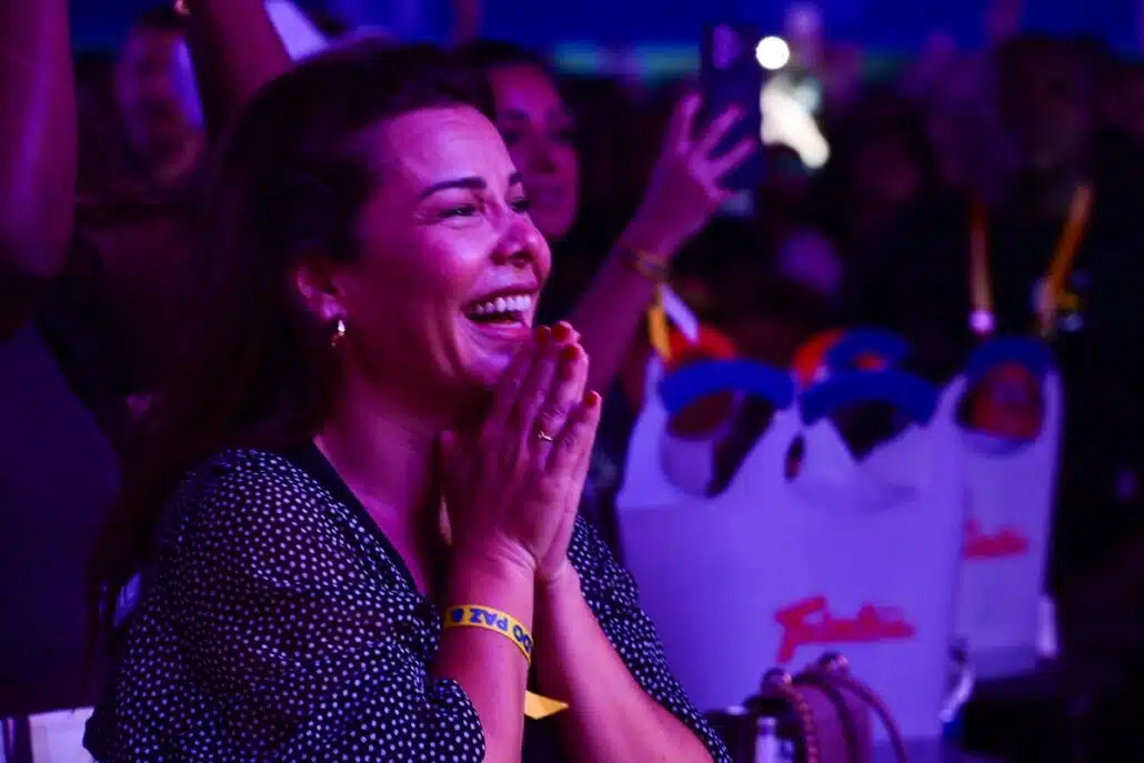 Fernanda Souza em uma apresentação de Thiaguinho