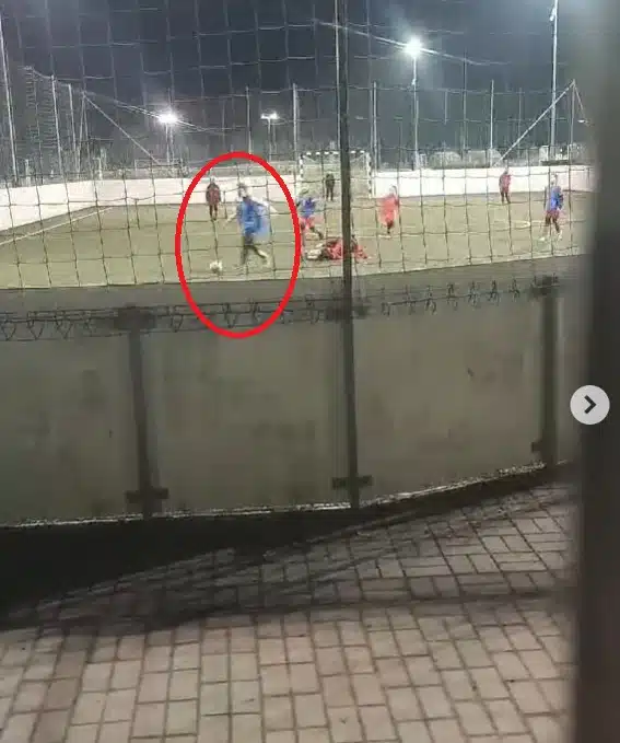 Gabriella Gaspar exibindo a filha jogar futebol