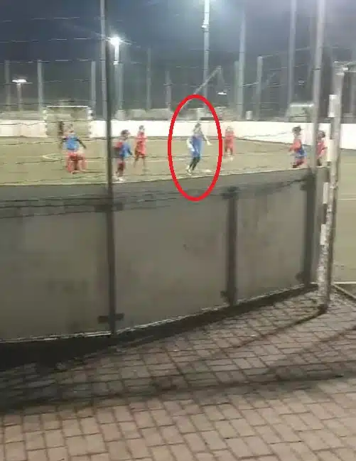 Suposta filha de Neymar e Gabriella Gaspar ao jogar futebol