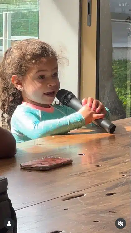 Hulk Paraíba mostra sua filha Zaya cantando e surpreende e impressiona