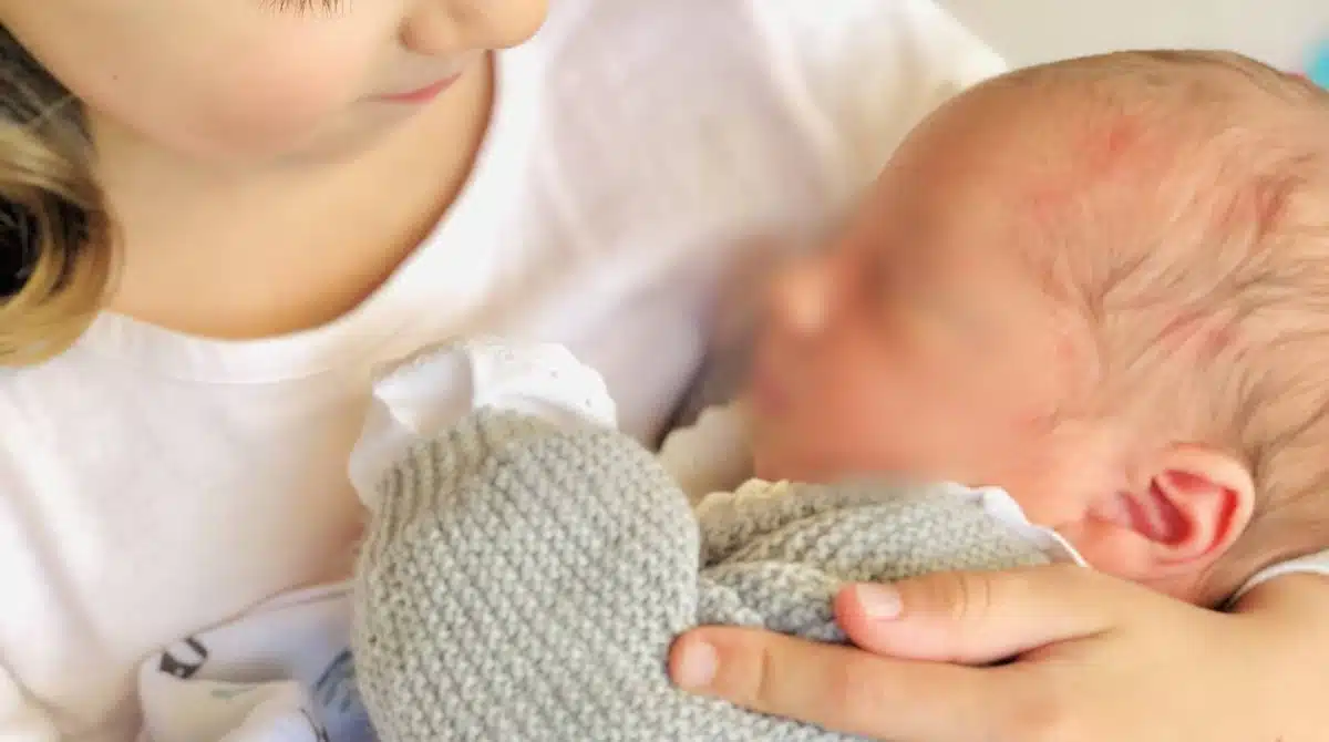 Irmã jogou recém-nascido do 4º andar