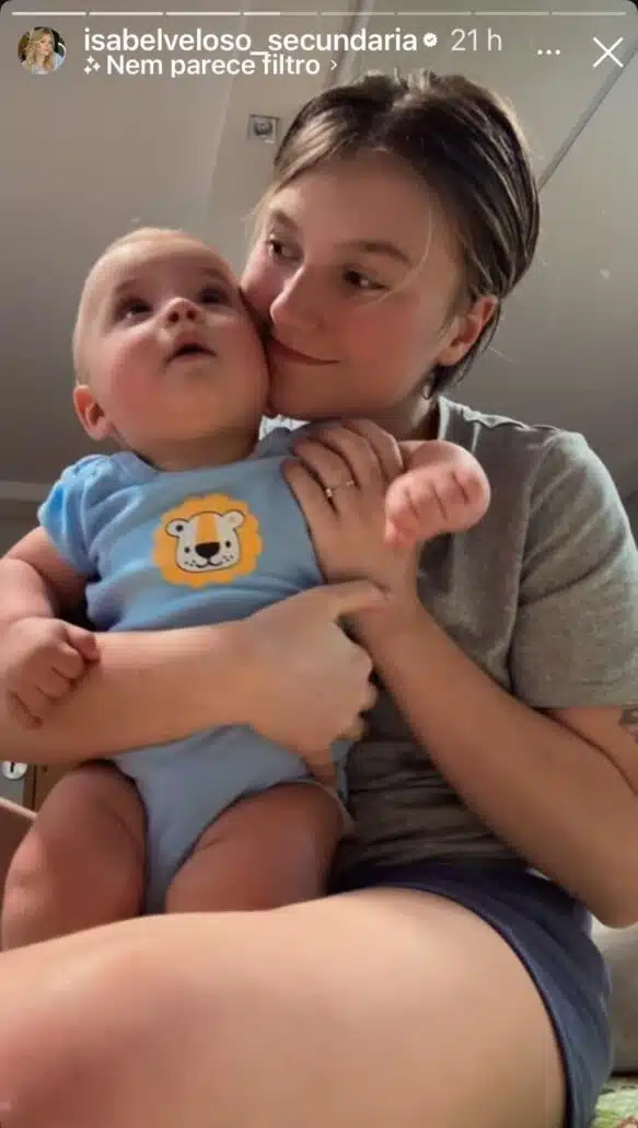 Isabel Veloso fala que vai passar cerca de 40 dias sem ver o bebê e emociona