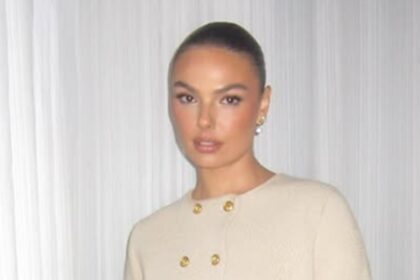 Isis Valverde exibe filho fazendo massagem em seu pés e surpreende