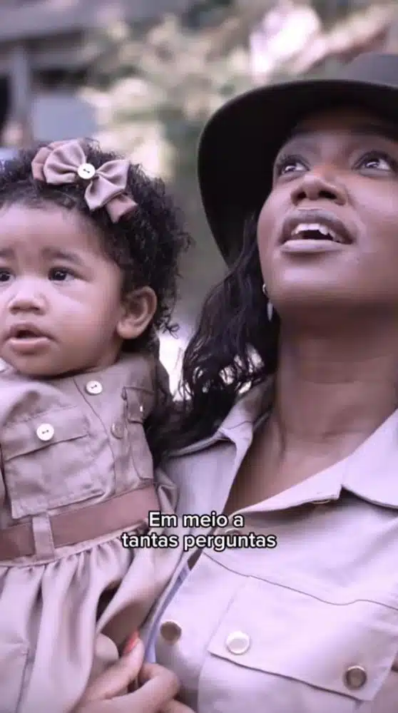 Nala chegando com Iza na festa de 1 ano