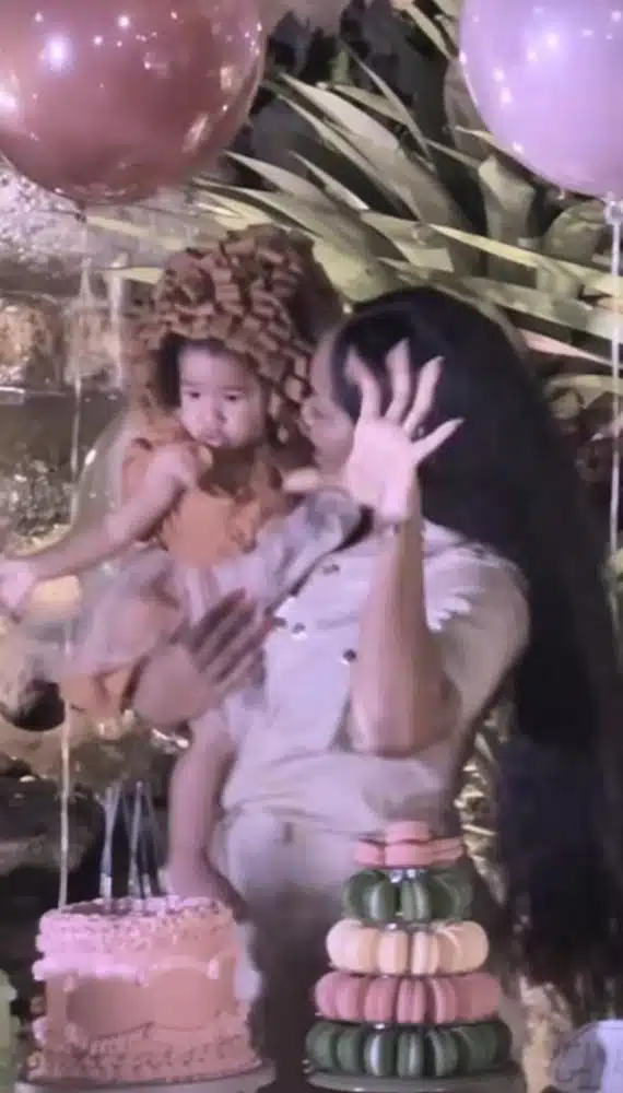 Iza na hora do Parabéns com a bebê