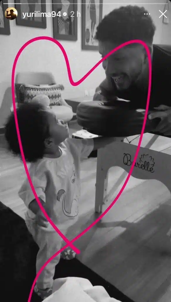 Nala, bebê de Iza e Yuri Lima, posa com o pai, após separação