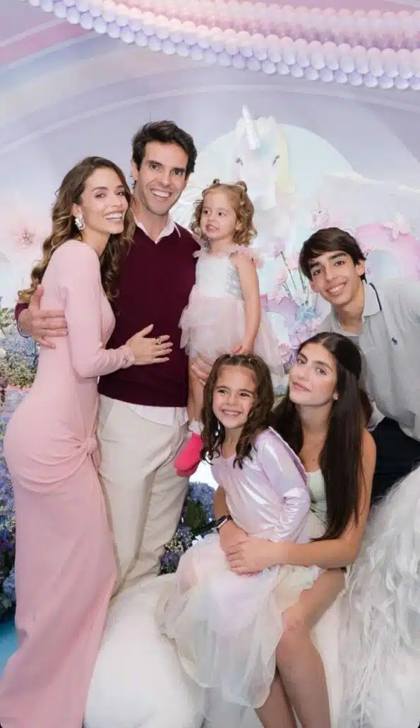 Kaká posa com os 4 filhos reunidos na festa