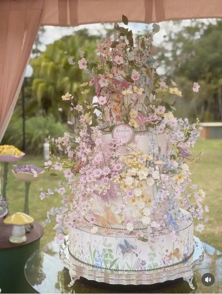 O lindo bolo do chá de bebê da filha de Camila Queiroz e Klebber Toledo