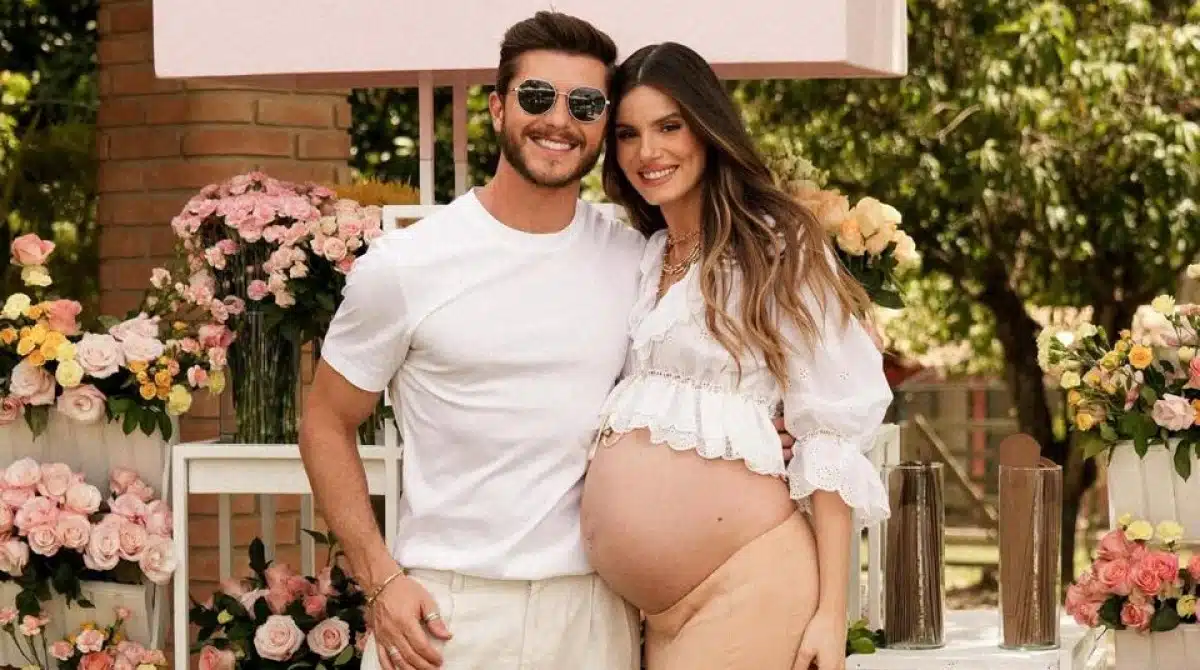 Klebber Toledo e Camila Queiroz fazem lindo chá de bebê e exibem detalhes