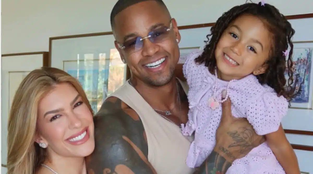 Lorena Improta mostra sua filha com Léo Santana e rebate críticas e impressiona