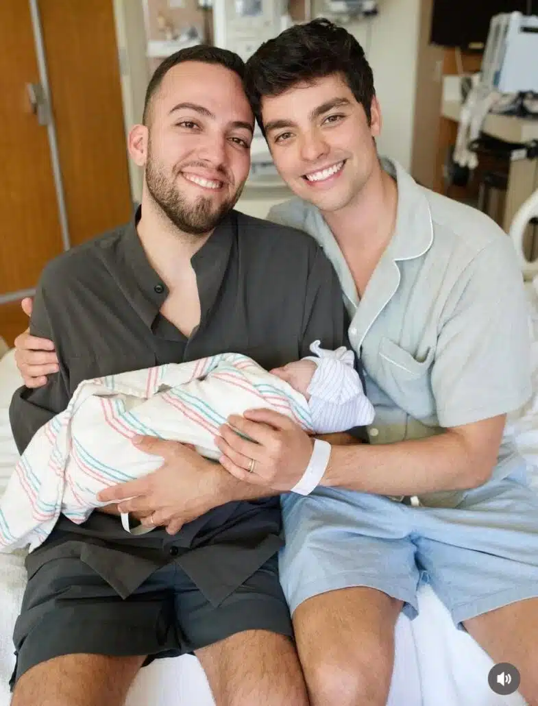 Nos EUA, Lucas Rangel e Lucas Bley posam com sua bebê na maternidade