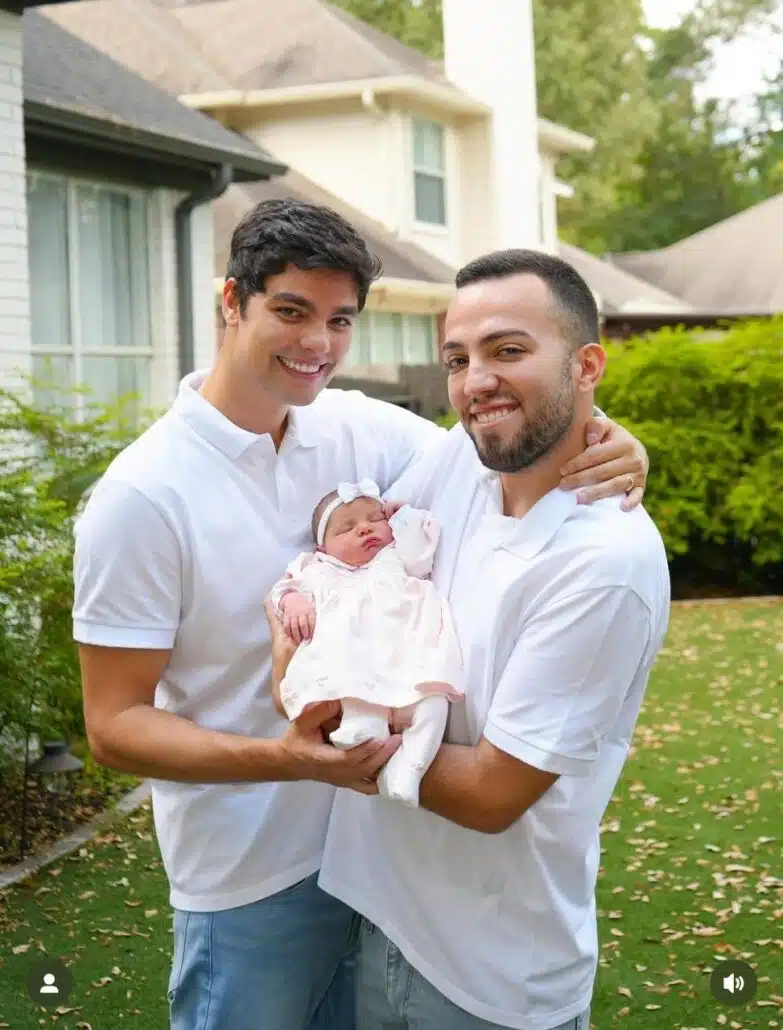 Lucas Bley e Lucas Rangel exibem o rostinho da herdeira