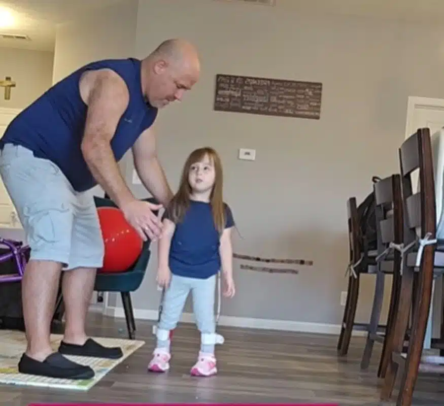 Mãe revelou a filha aprendendo a andar sozinha