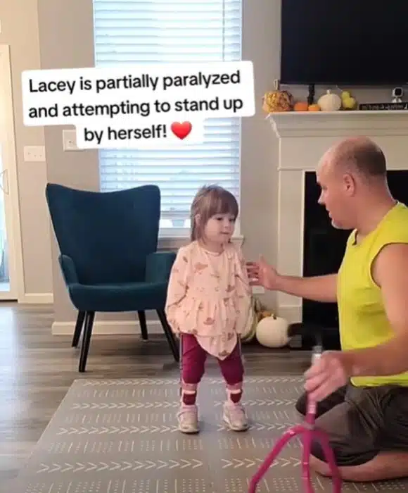 Mãe revelou sua filha em pé sozinha