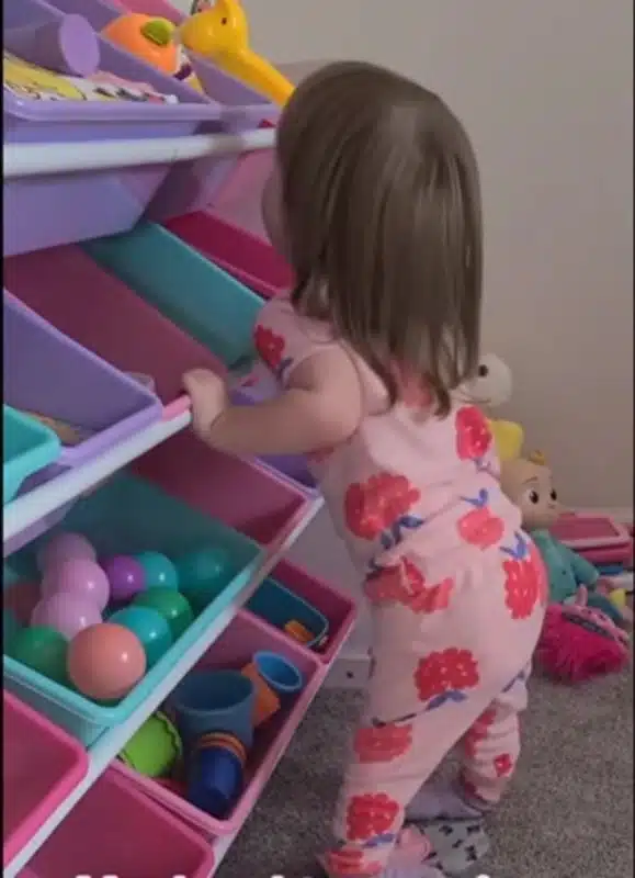 Mãe revelou a filha levantando sozinha