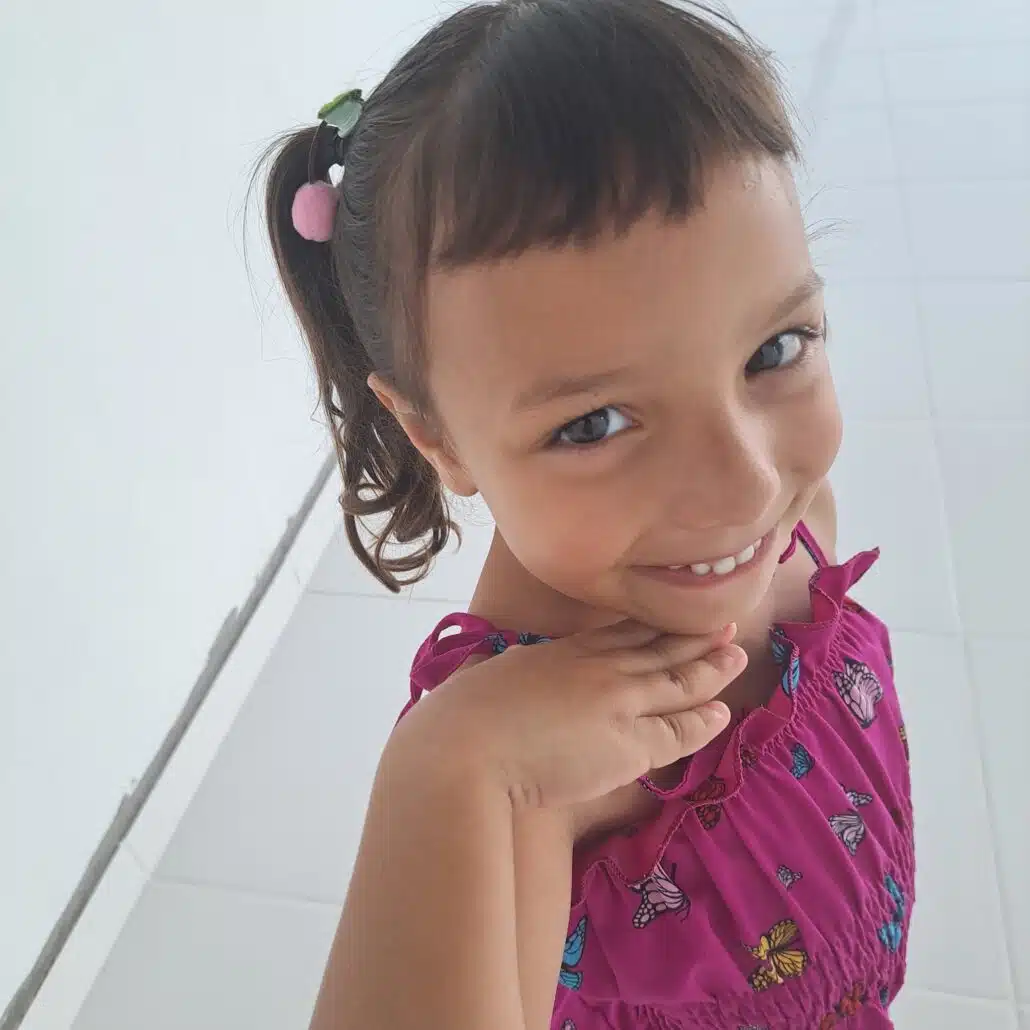 A menina Maria Clara Aguirre Barbosa da Silva partiu após a mãe tirar sua vida