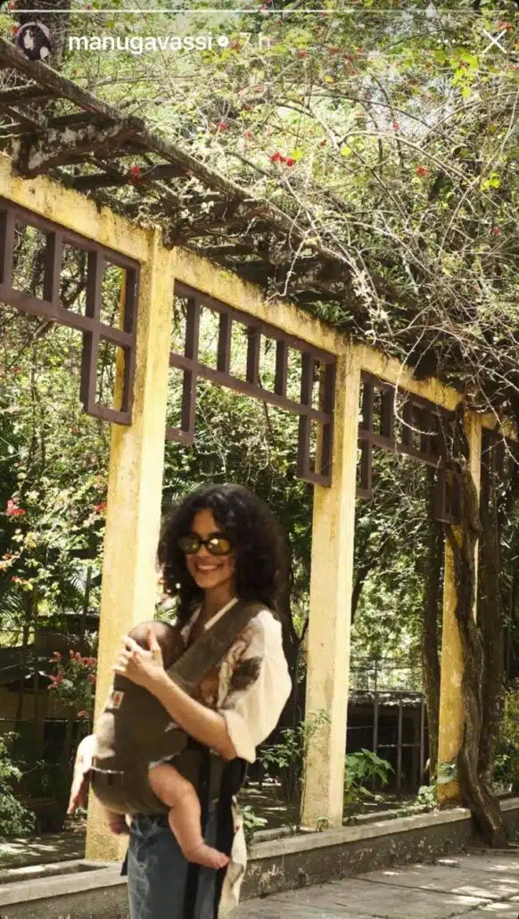 Manu Gavassi passeando com sua bebê no canguru