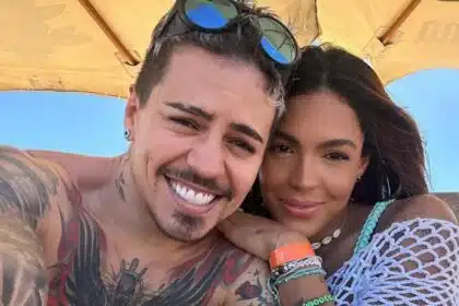 MC Biel se diverte empinando pipa na praia com a filha