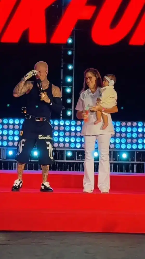 MC Daniel se emociona com a chegada de seu bebê no show