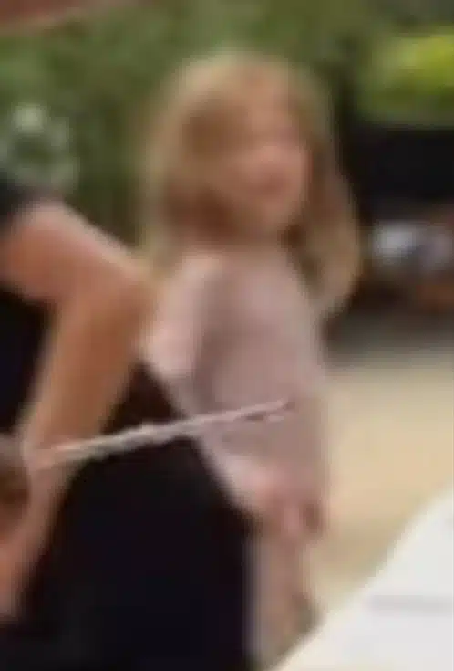 Meghan Markle exibindo o rosto da filha