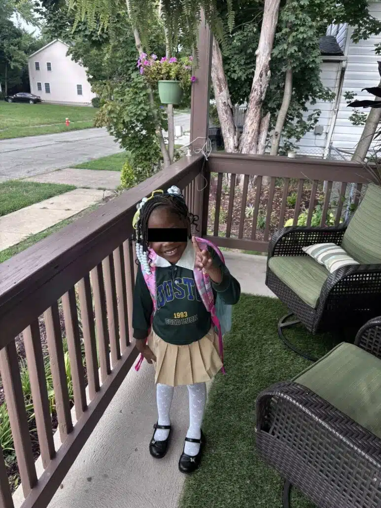 A menina de 5 anos antes do que as três crianças fizeram contra ela