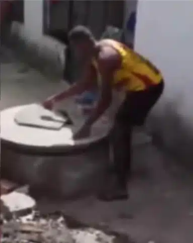 Momento no qual o tio da menina Ester achou ela