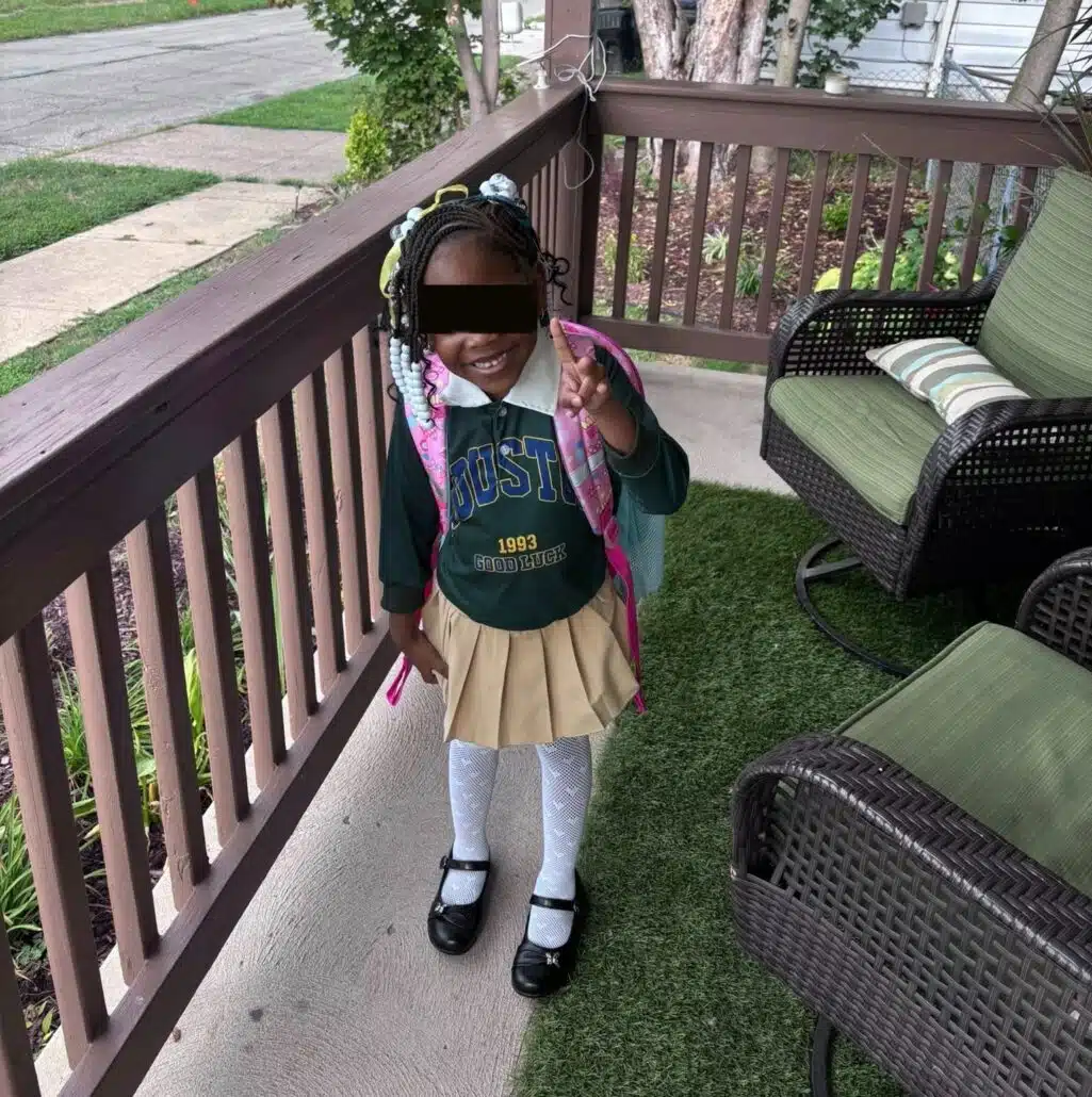 A menina antes do que os três meninos fizeram contra ela