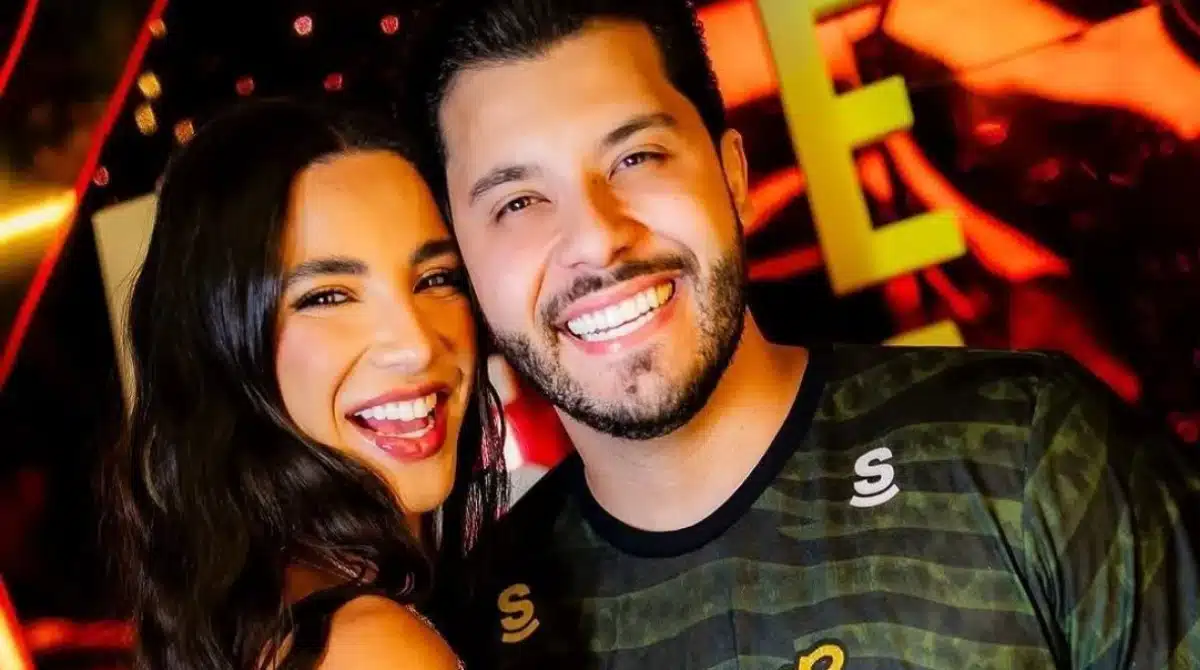 Gabriela Versiani posa jogando com o filho de Murilo Huff