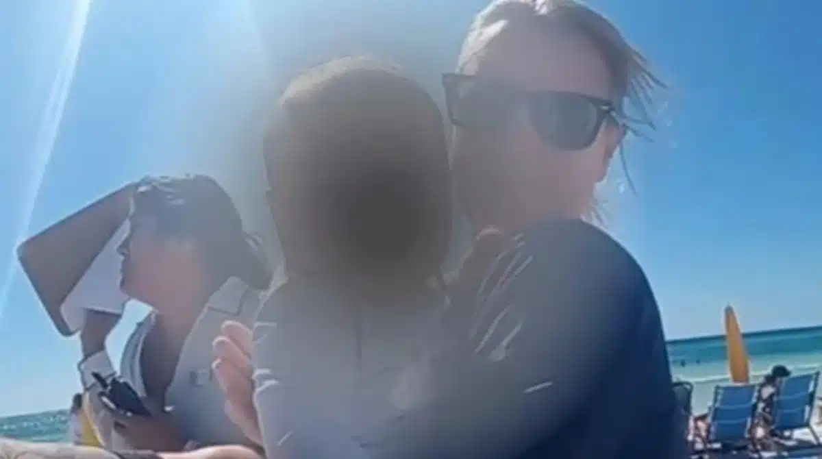 Pais deixaram seu bebê sozinho na praia