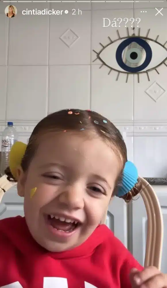 Aurora, filha de Cintia e Pedro Scooby, com seu penteado de cupcakes