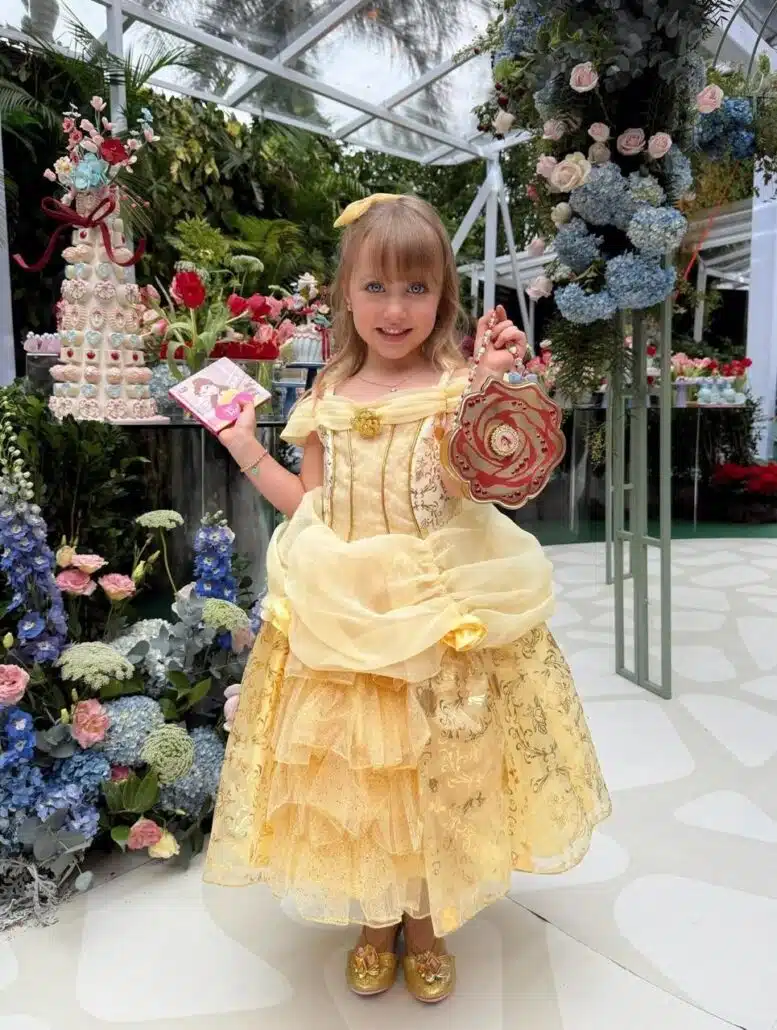 Caçula de Roberto Justus posa na festa da filha de Neymar