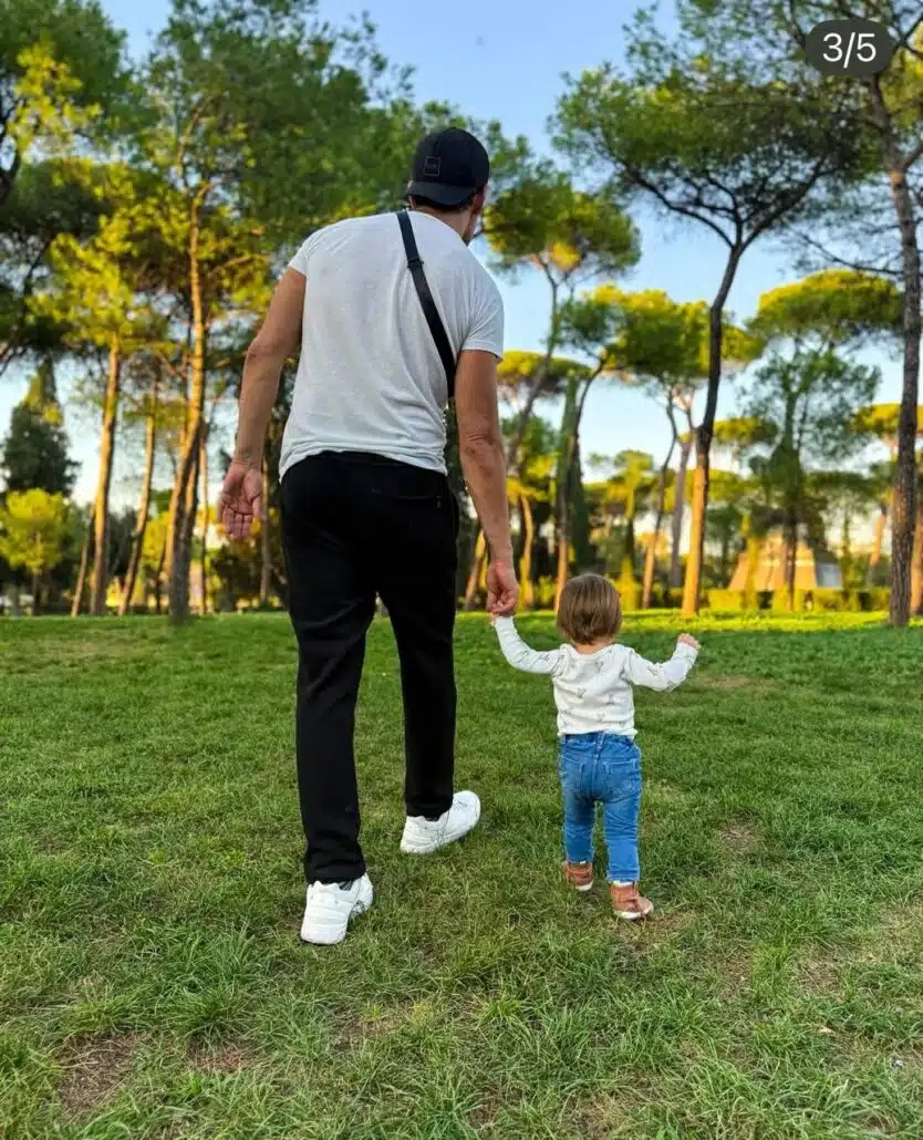 Cora, filha caçula de Mel e Rodrigo Santoro, andando no parque