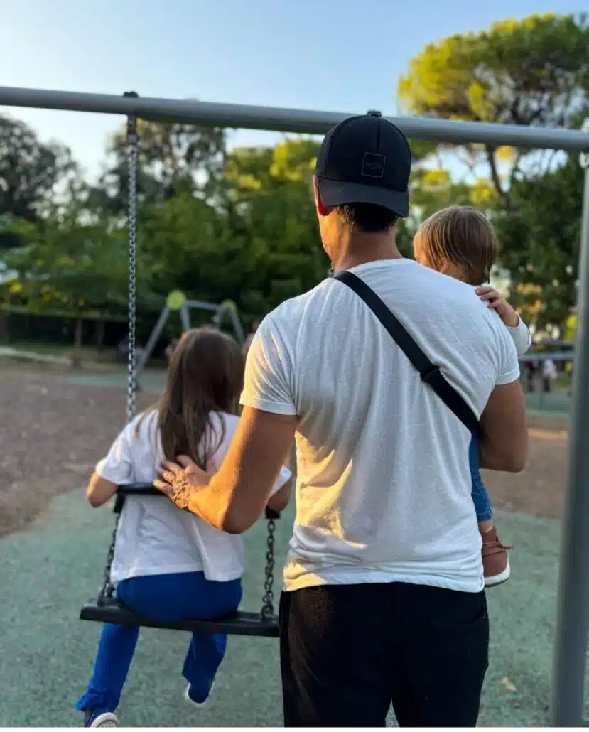 Rodrigo Santoro posa com as filhas no parquinho