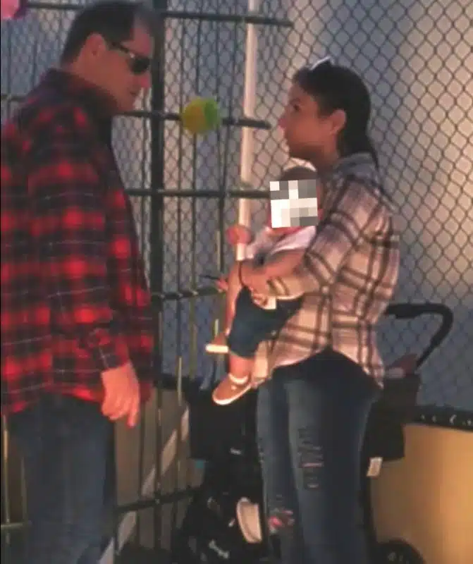 Suzane Von Richthofen ao lado do filho e do marido