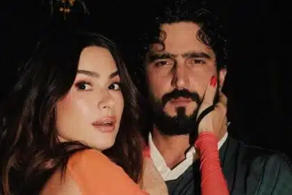 Thaila Ayala e Renato posam com filhos na Pedra da Gávea