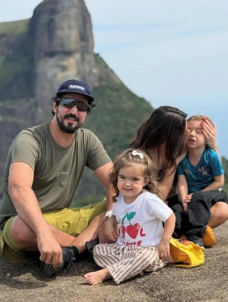 Renato Góes e Thaila Ayala posam com os filhos na Pedra da Gávea