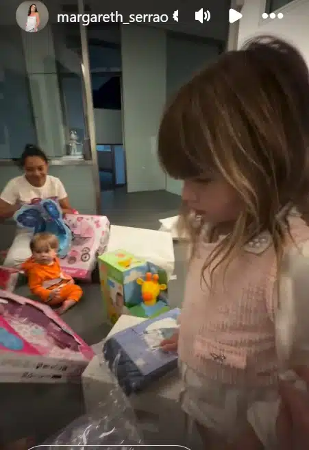 Filhos de Virgínia Fonseca com presentes dados por Vini Jr