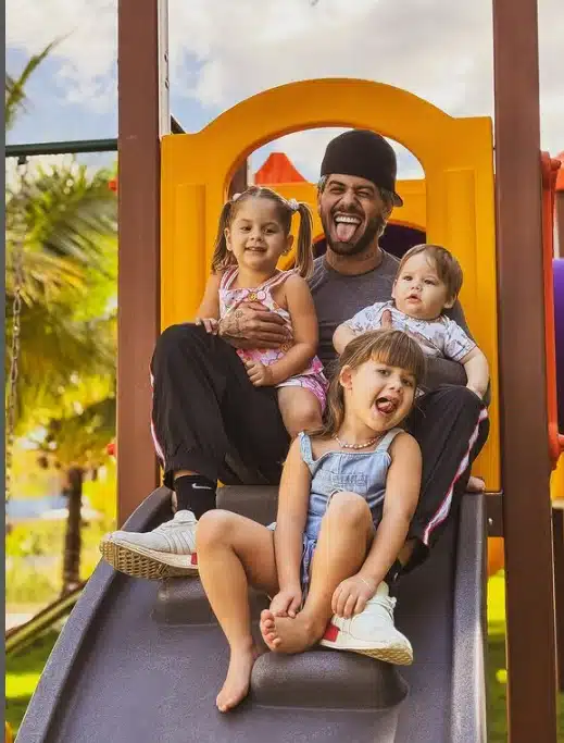 Zé Felipe junto com os filhos com Virgínia Fonseca