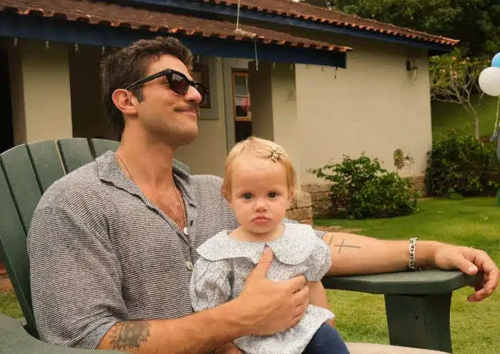 Chay Suede encanta ao se declarar no aniversário de um ano dela e surpreendeu