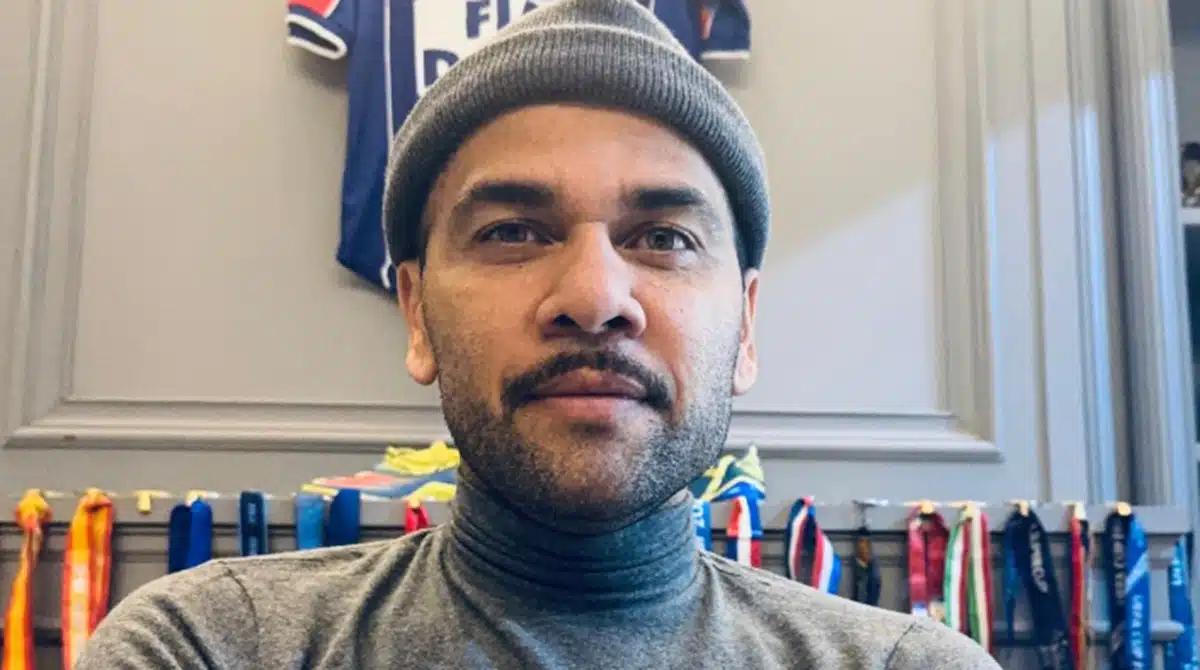 Daniel Alves surge em raro registro com sua bebê e impressiona