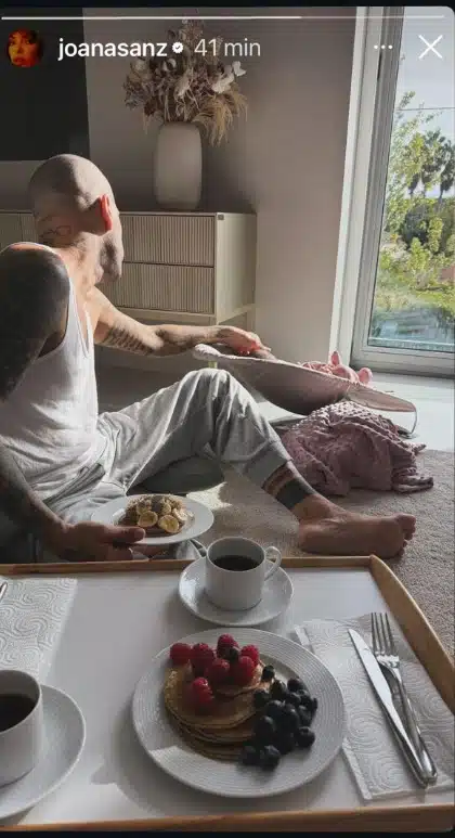 Daniel Alves surge em raro clique com sua bebê e encanta