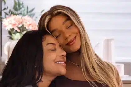 Brunna Gonçalves e Ludmila posam com a filha a mostram a linda decoração de natal da mansão e surpreendem