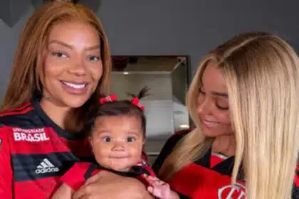 Ludmila e Brunna posam com camisa igual da bebê e impressionam