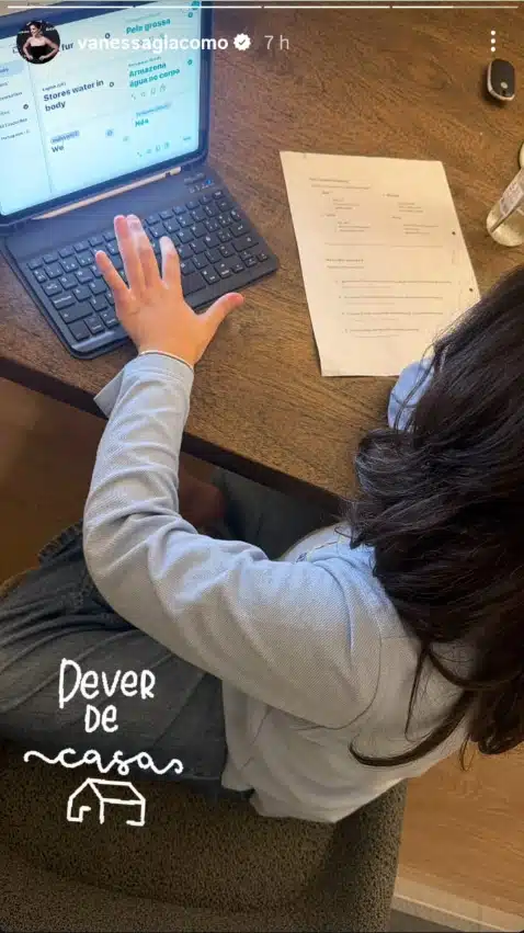 Vanessa Giácomo exibe raro registro da filha fazendo lição de casa e impressiona