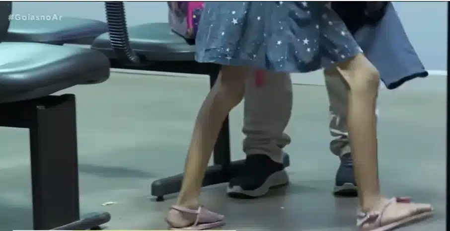 Menina de oito anos estava com adolescente