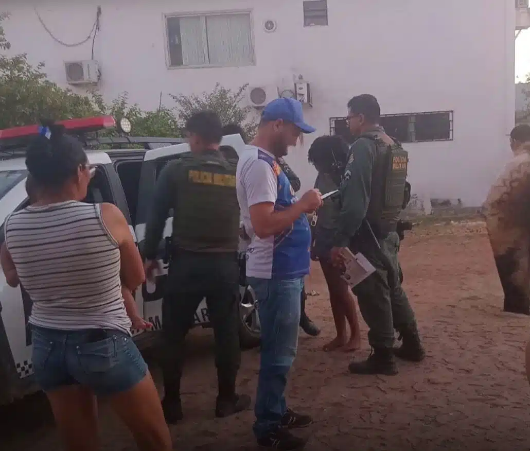 Momento que a adolescente foi apreendida em Crato