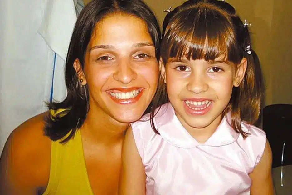 A menina Isabella ao lado de sua mãe Ana Carolina Oliveira